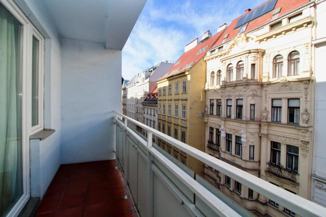 Balcony Apartment - Next To Opera Виена Екстериор снимка